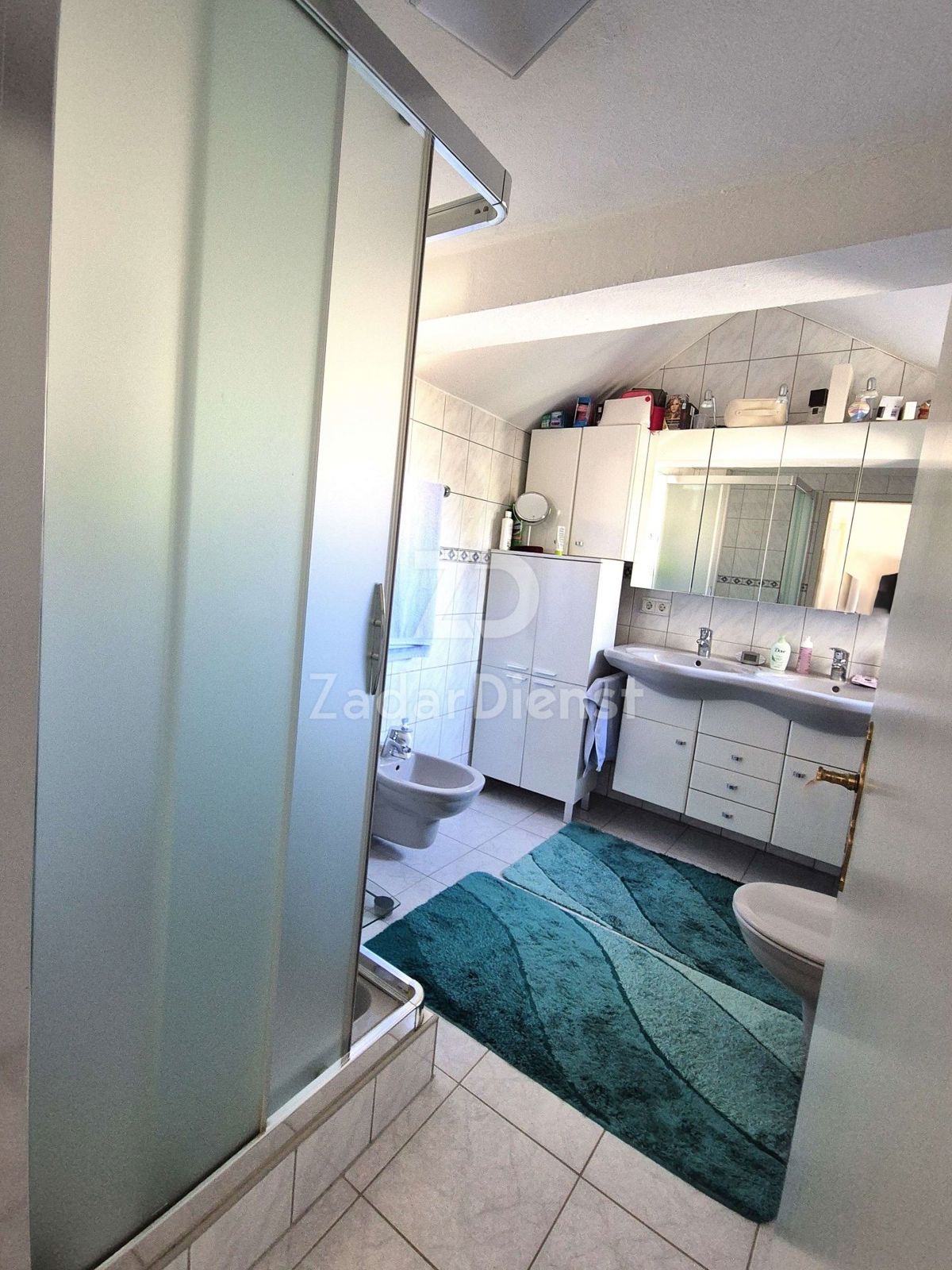 Casa con ampio cortile e vista sul mare a Ražanac