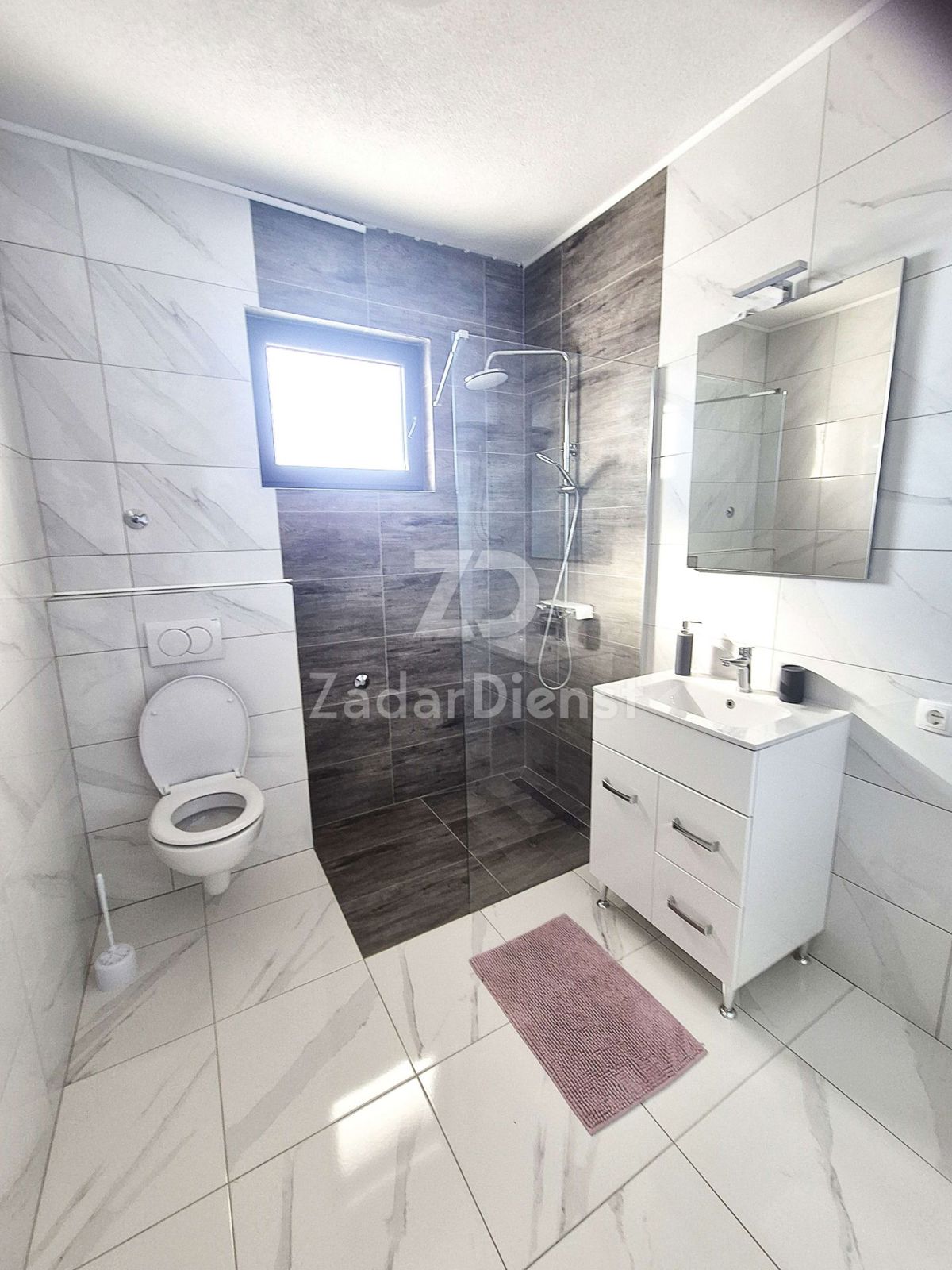 Casa di 220 m2 con 3 appartamenti a Sukošan