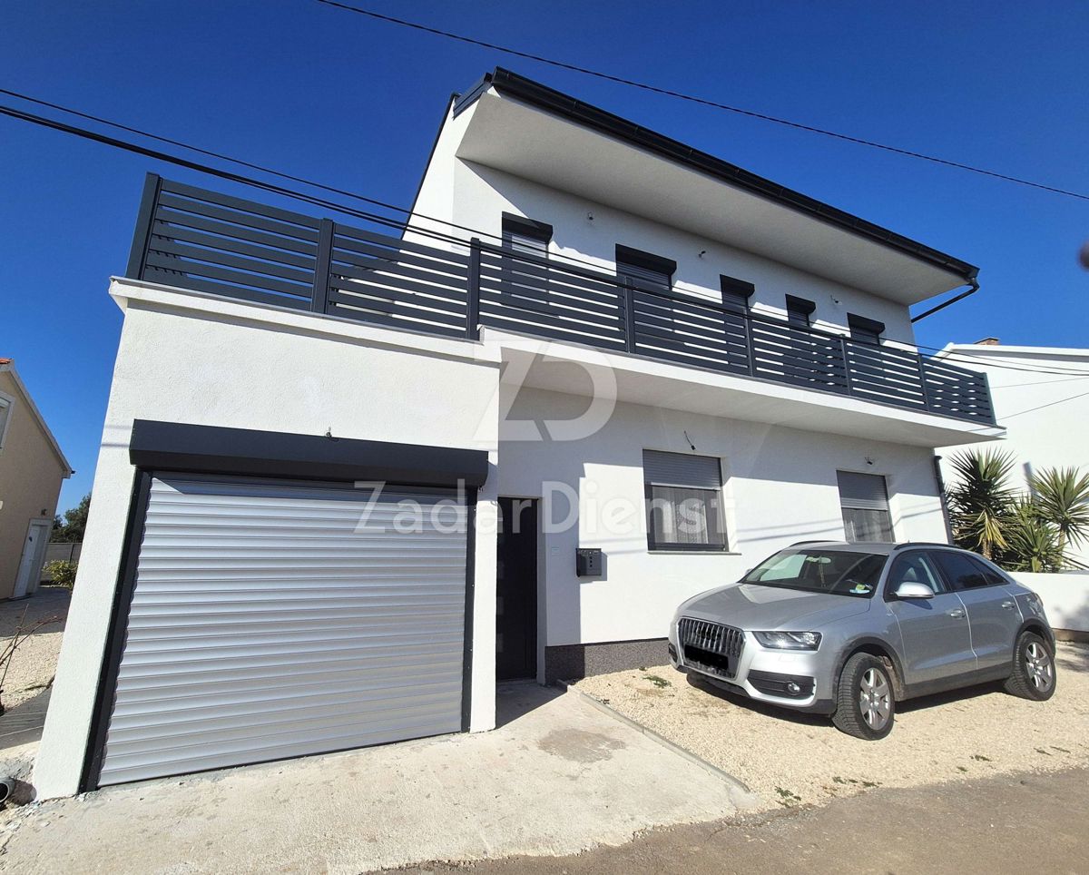 Casa di 220 m2 con 3 appartamenti a Sukošan