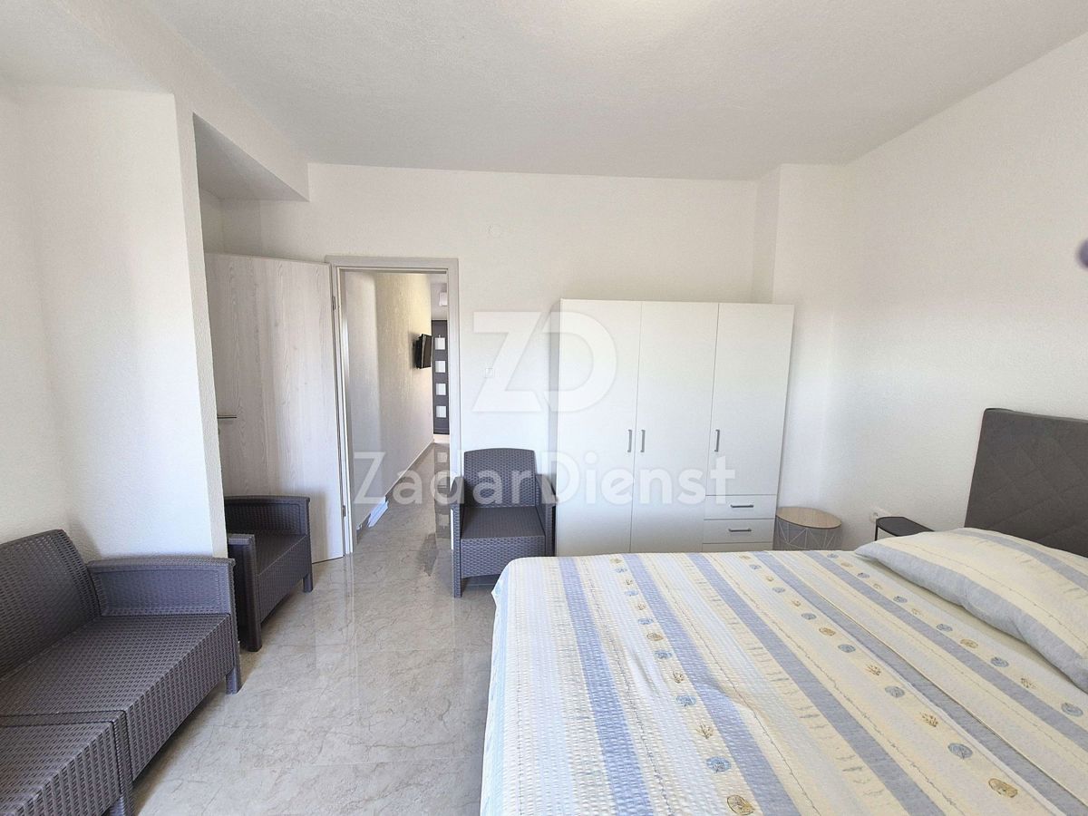 Casa di 220 m2 con 3 appartamenti a Sukošan