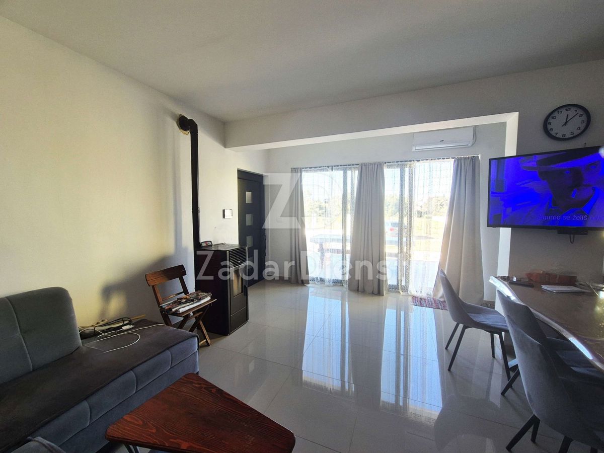 Casa di 220 m2 con 3 appartamenti a Sukošan