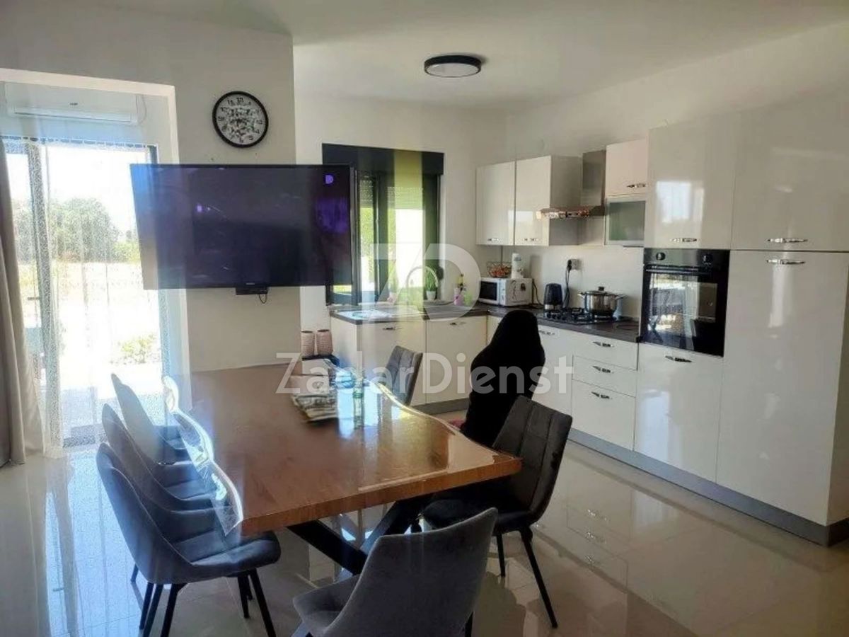 Casa di 220 m2 con 3 appartamenti a Sukošan