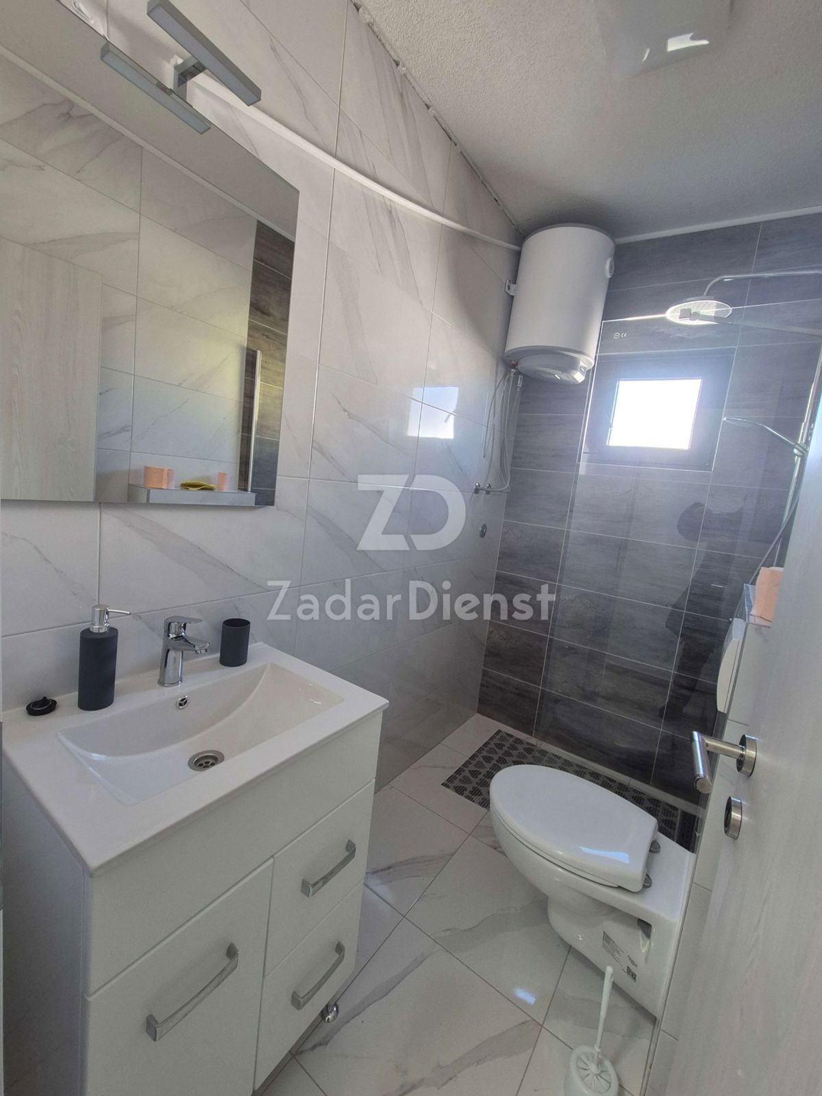 Casa di 220 m2 con 3 appartamenti a Sukošan