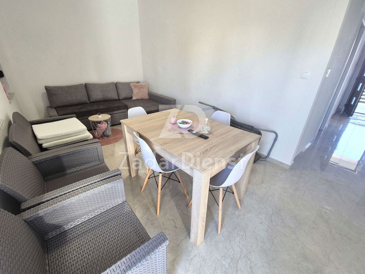 Casa di 220 m2 con 3 appartamenti a Sukošan