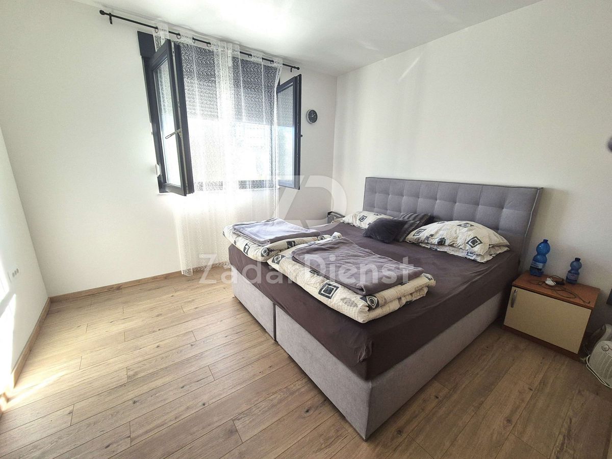 Casa di 220 m2 con 3 appartamenti a Sukošan