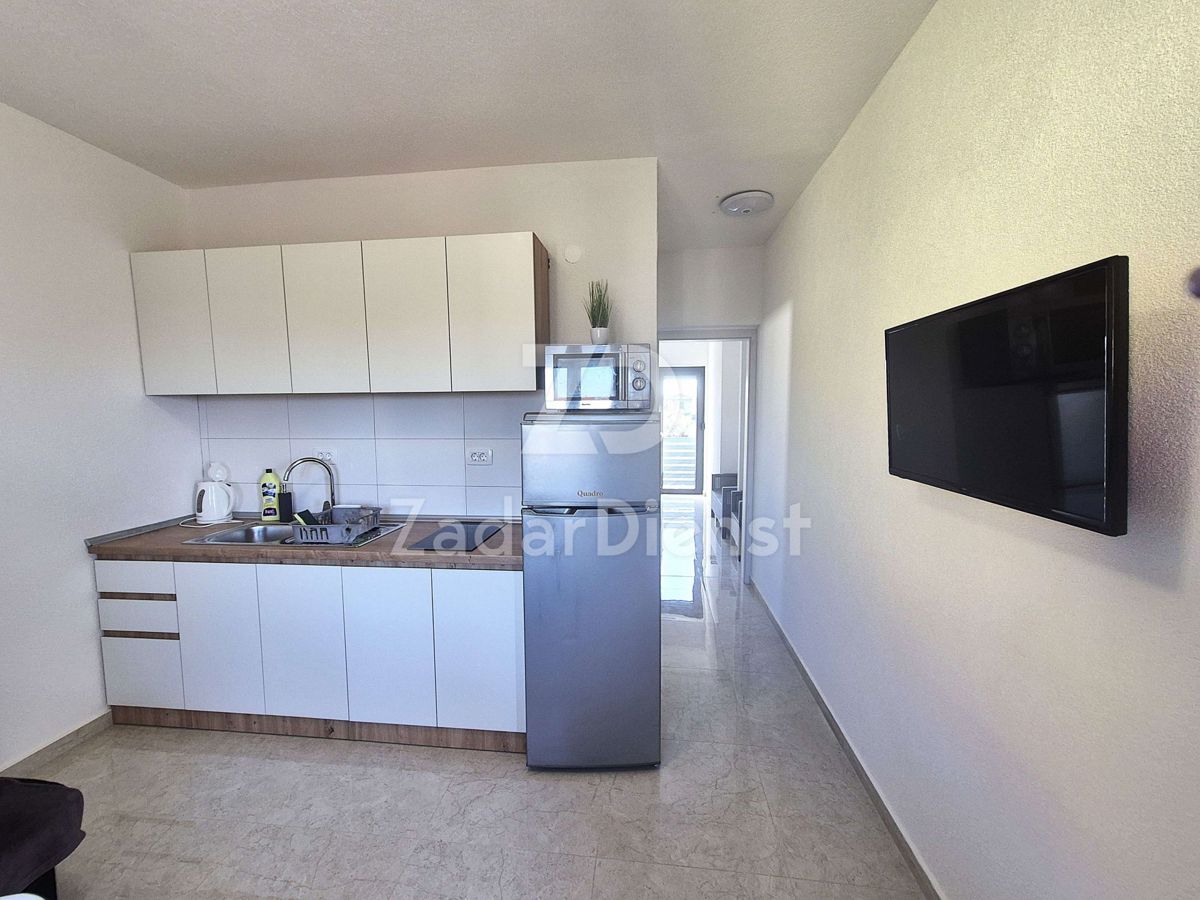 Casa di 220 m2 con 3 appartamenti a Sukošan