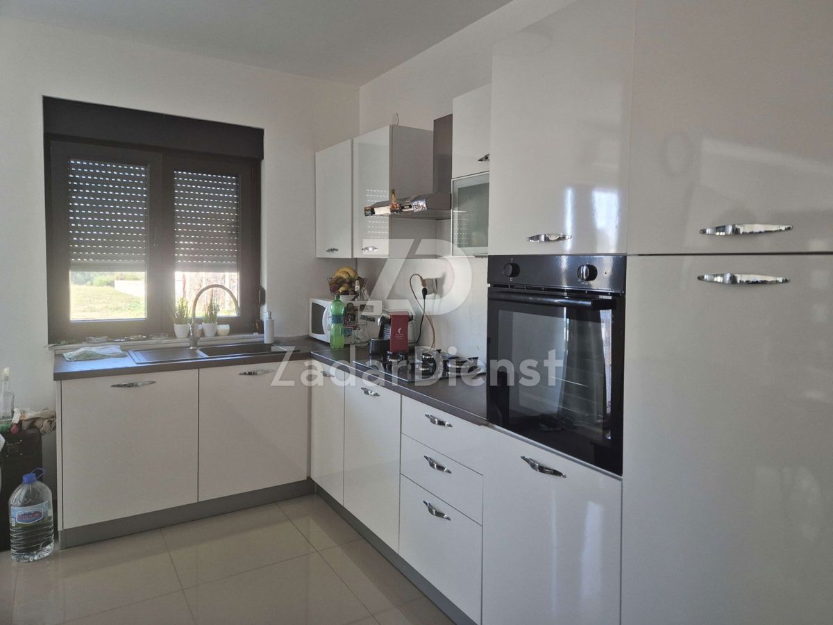 Casa di 220 m2 con 3 appartamenti a Sukošan