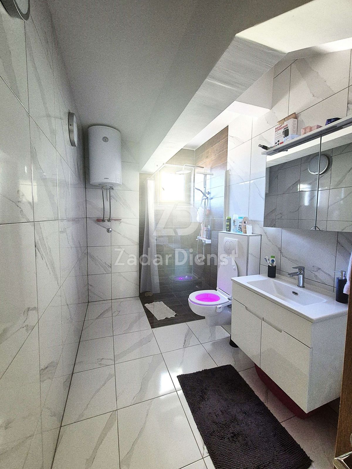 Casa di 220 m2 con 3 appartamenti a Sukošan