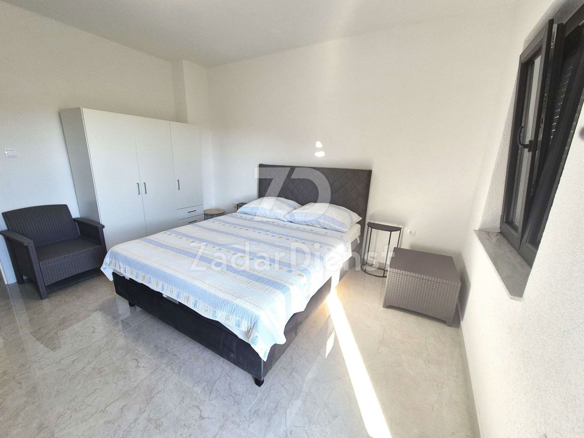 Casa di 220 m2 con 3 appartamenti a Sukošan