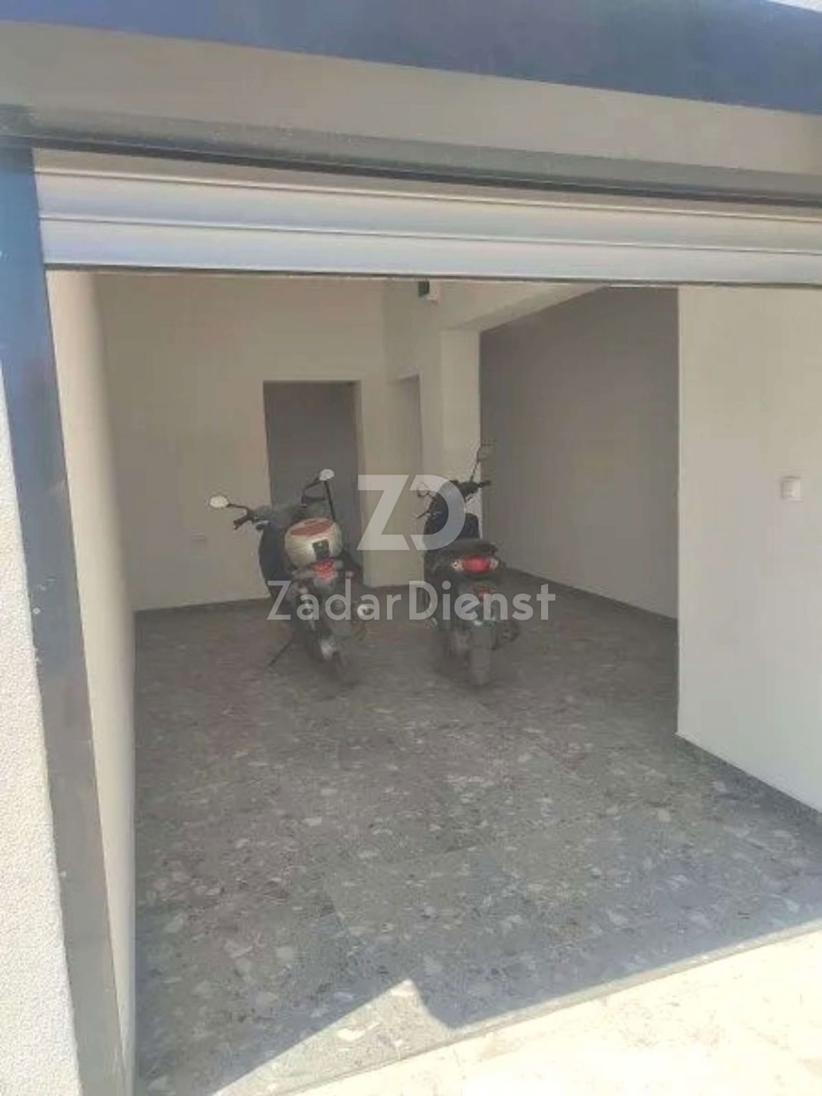 Casa di 220 m2 con 3 appartamenti a Sukošan