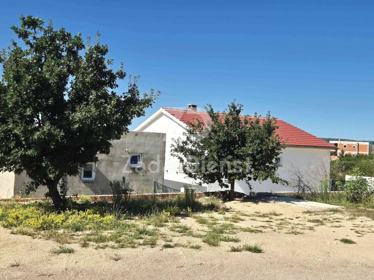 Casa con piscina e appartamento aggiuntivo con due camere da letto a Maslenica