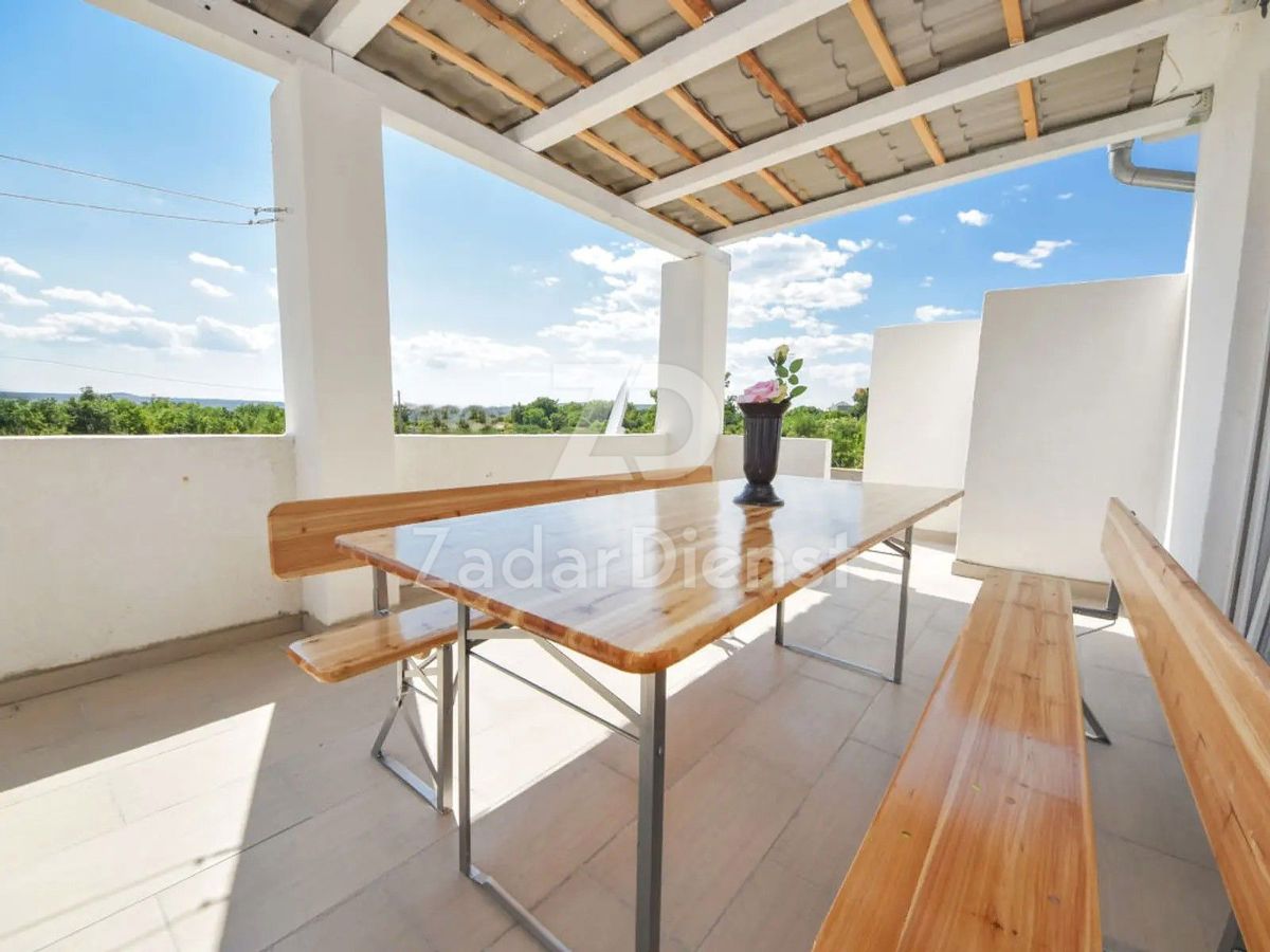 Casa con piscina e appartamento aggiuntivo con due camere da letto a Maslenica