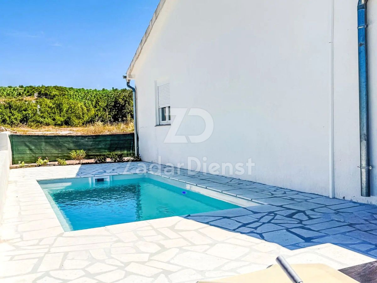 Casa con piscina e appartamento aggiuntivo con due camere da letto a Maslenica