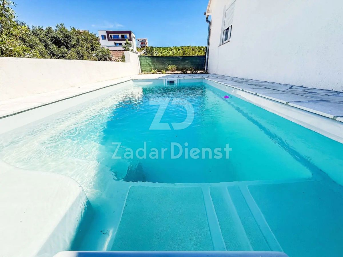 Casa con piscina e appartamento aggiuntivo con due camere da letto a Maslenica