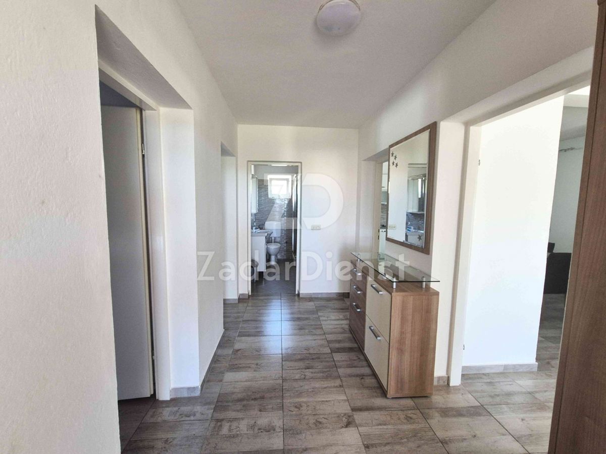 Casa con piscina e appartamento aggiuntivo con due camere da letto a Maslenica