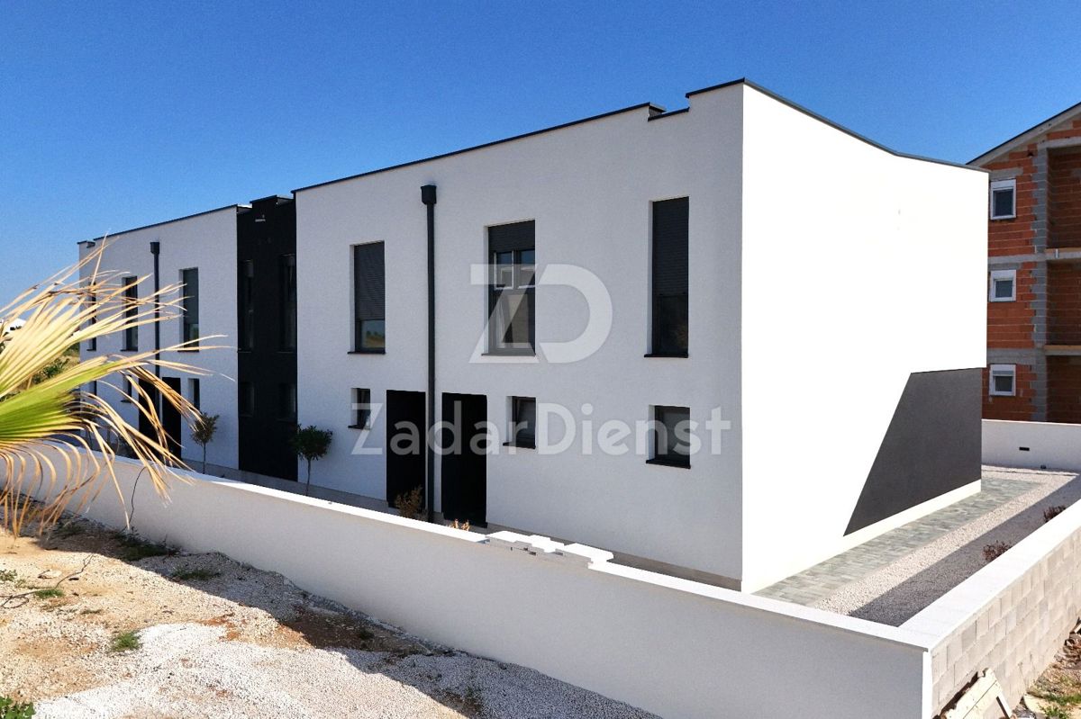 Villa moderna a schiera con 4 unità abitative a Privlaka