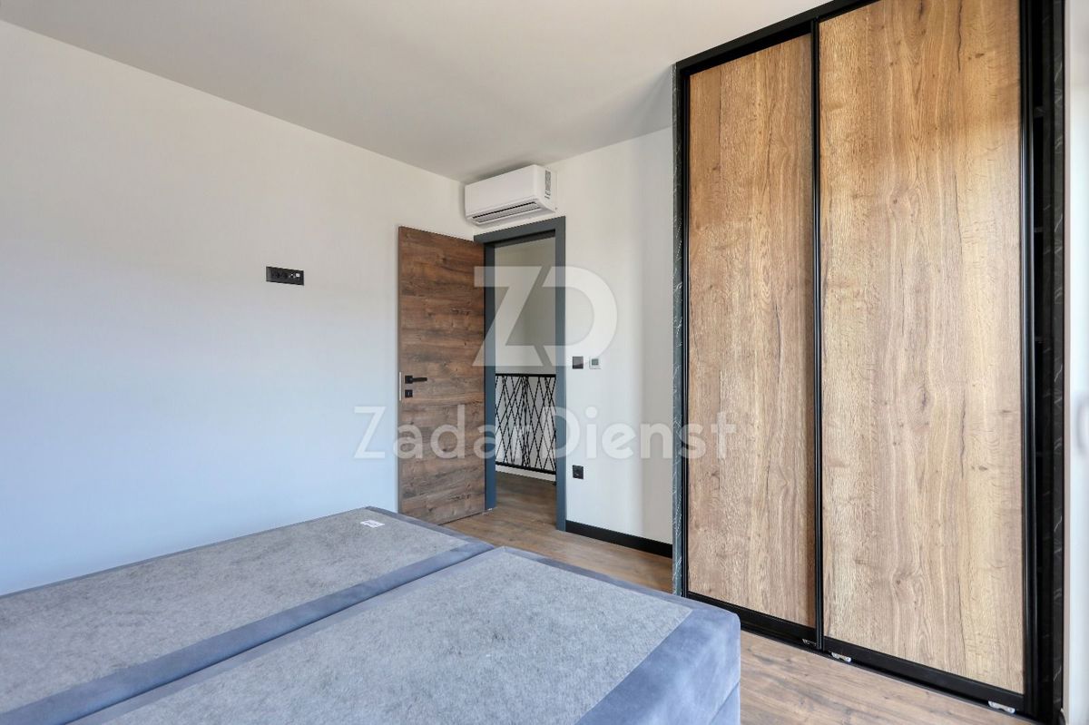 Villa moderna a schiera con 4 unità abitative a Privlaka