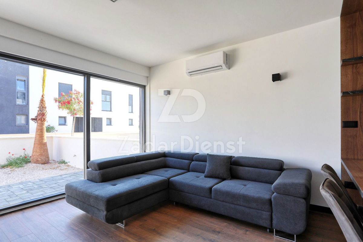 Villa moderna a schiera con 4 unità abitative a Privlaka