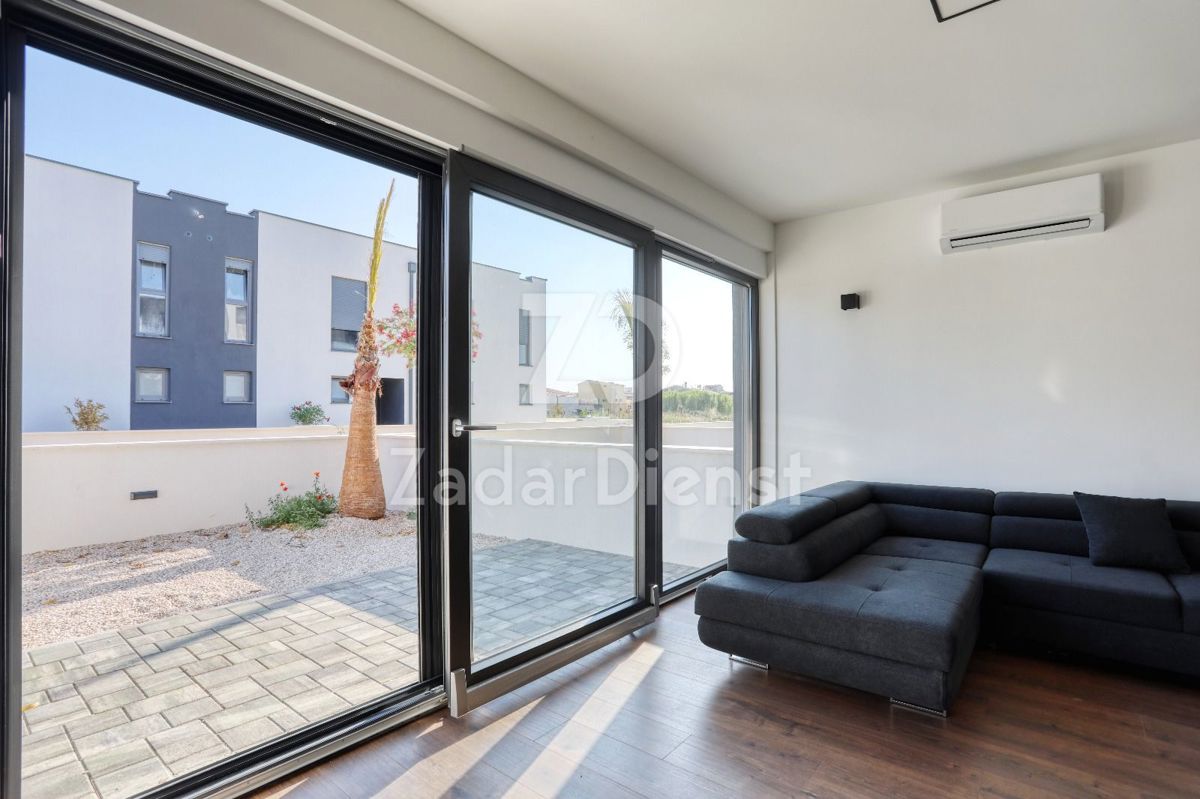 Villa moderna a schiera con 4 unità abitative a Privlaka