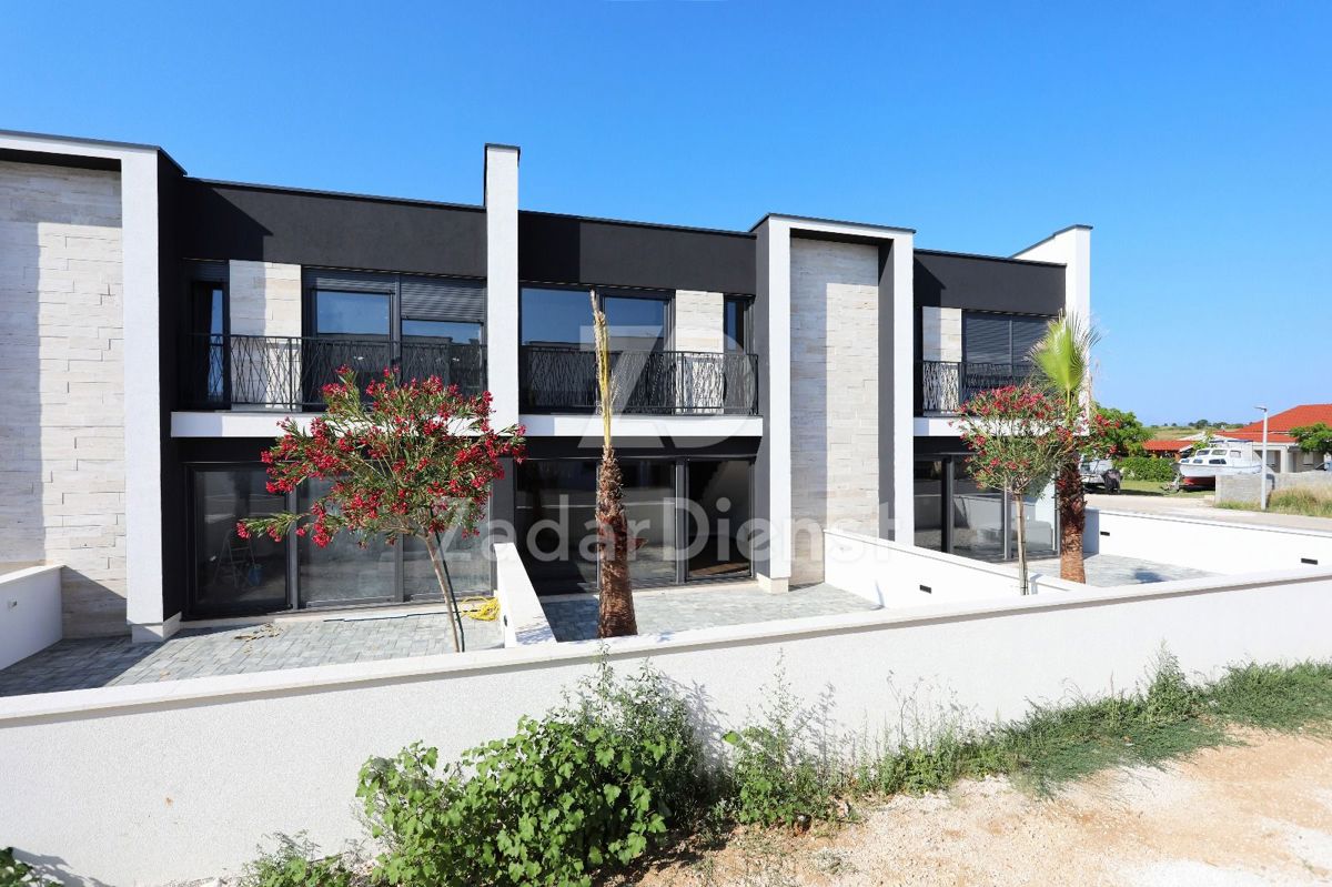 Villa moderna a schiera con 4 unità abitative a Privlaka