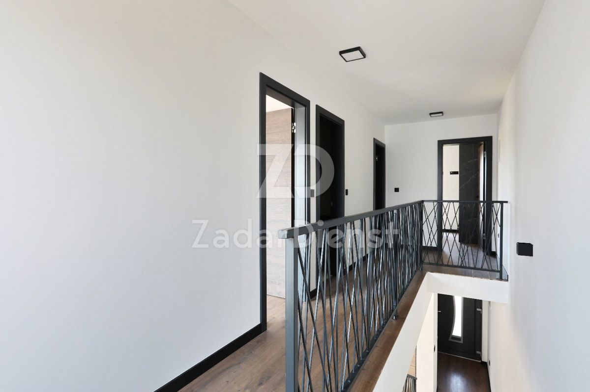 Villa moderna a schiera con 4 unità abitative a Privlaka