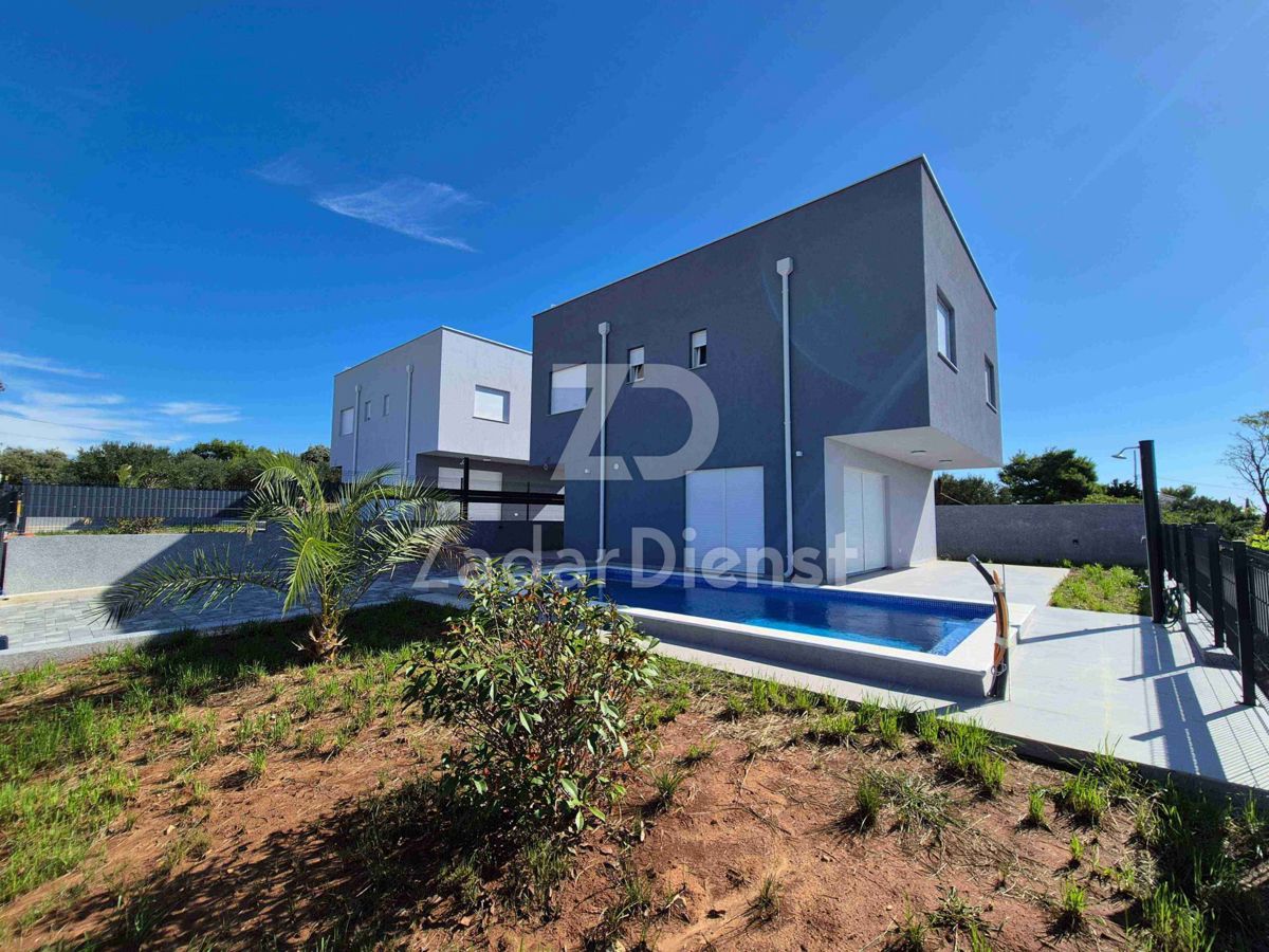 Villa moderna con piscina in una nuova costruzione sull'isola di Vir