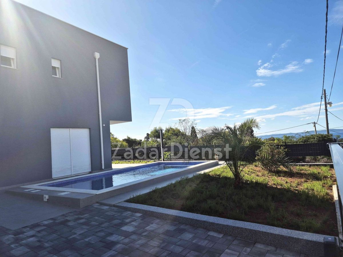 Villa moderna con piscina in una nuova costruzione sull'isola di Vir