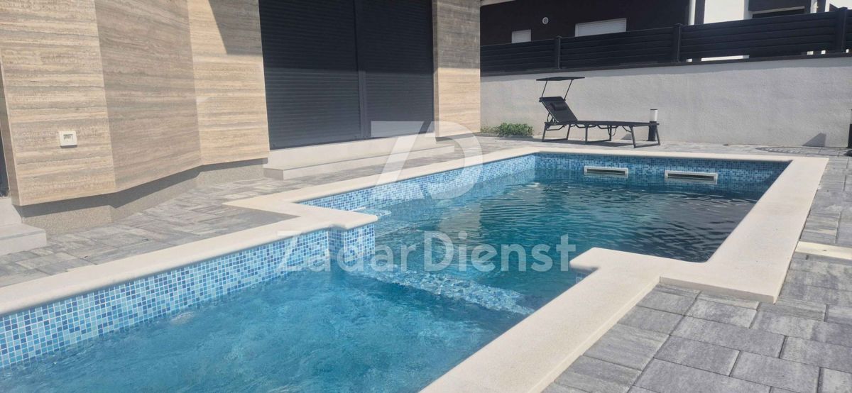 Casa moderna con piscina sull'isola di Vir