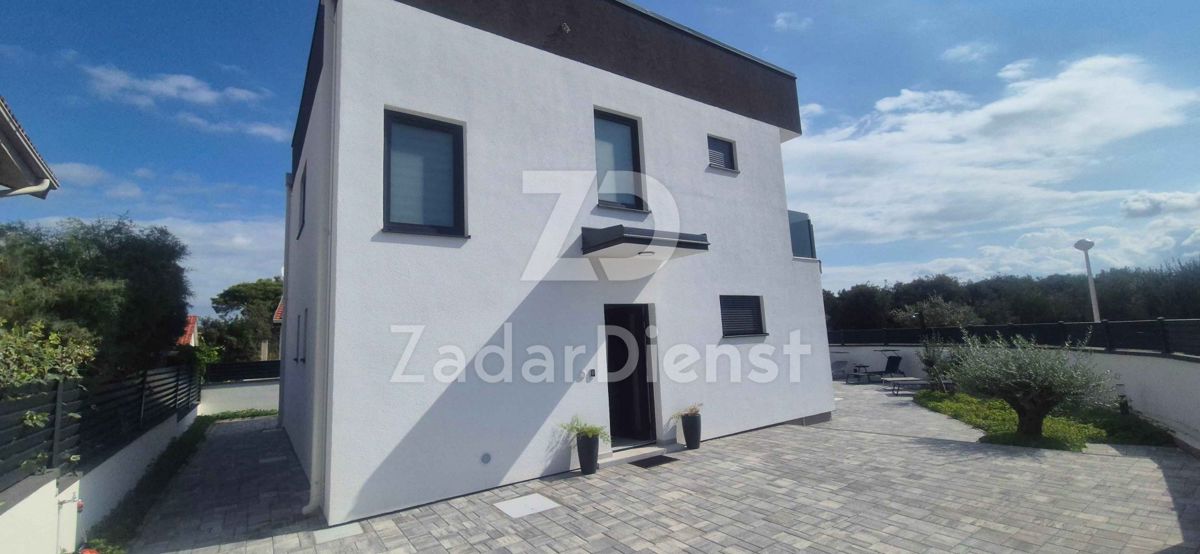 Casa moderna con piscina sull'isola di Vir