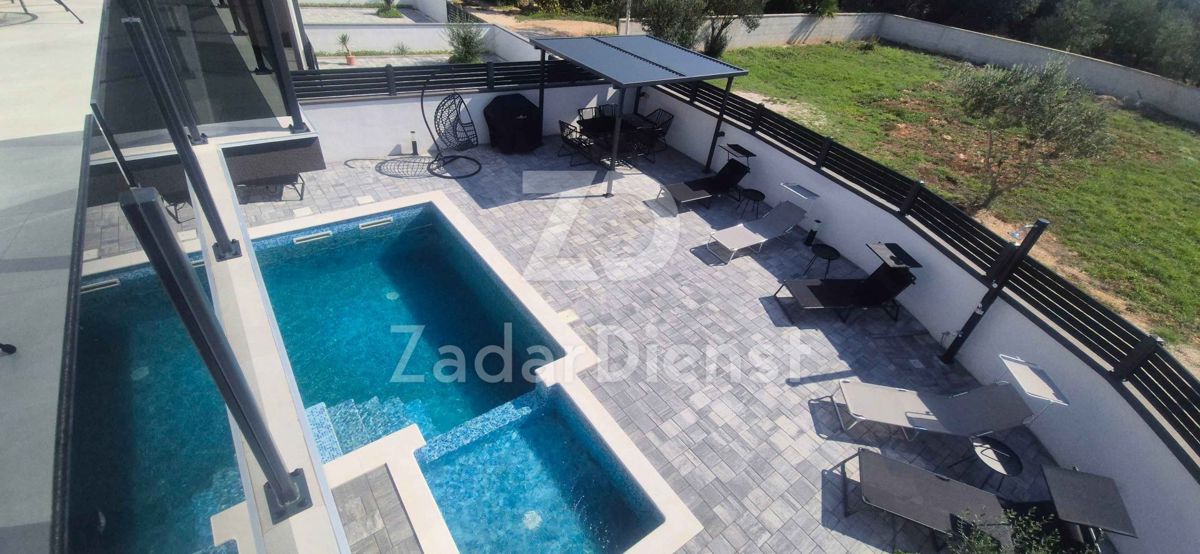 Casa moderna con piscina sull'isola di Vir