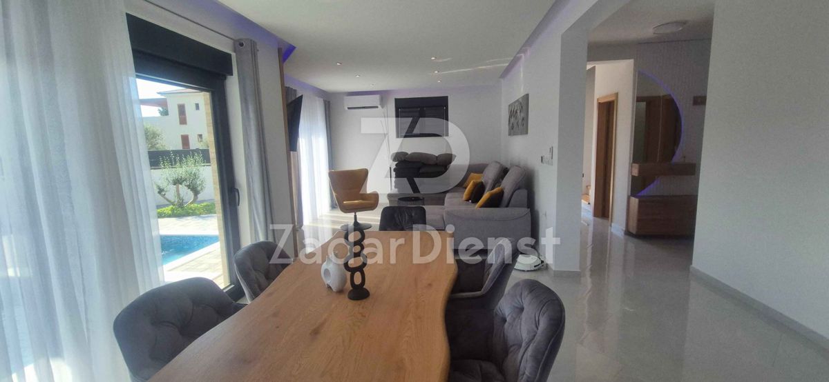 Casa moderna con piscina sull'isola di Vir