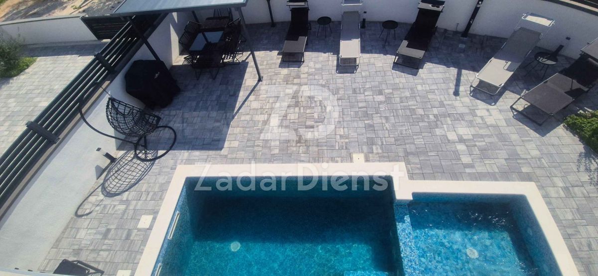 Casa moderna con piscina sull'isola di Vir