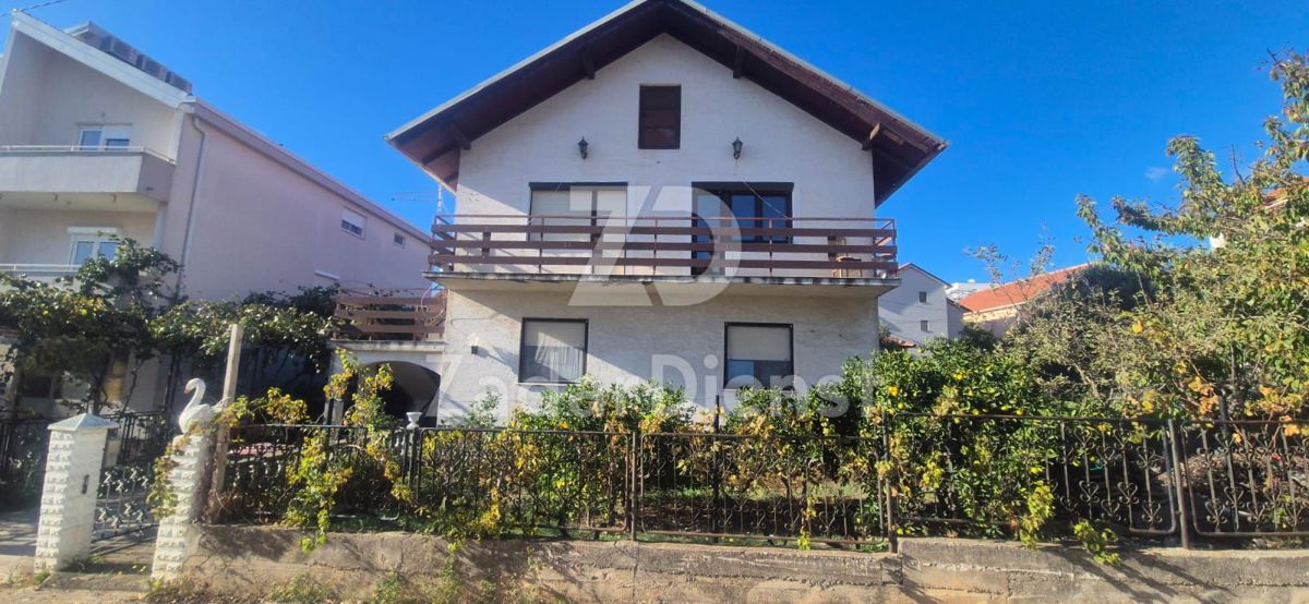 Casa con 2 unità abitative e ampio terreno a Zara