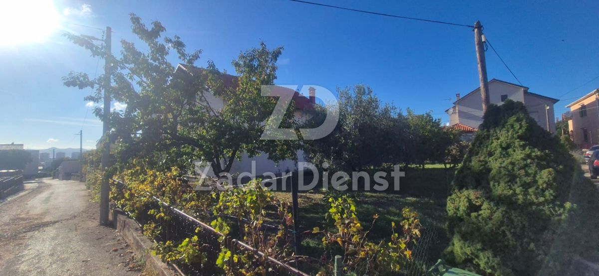 Casa con 2 unità abitative e ampio terreno a Zara