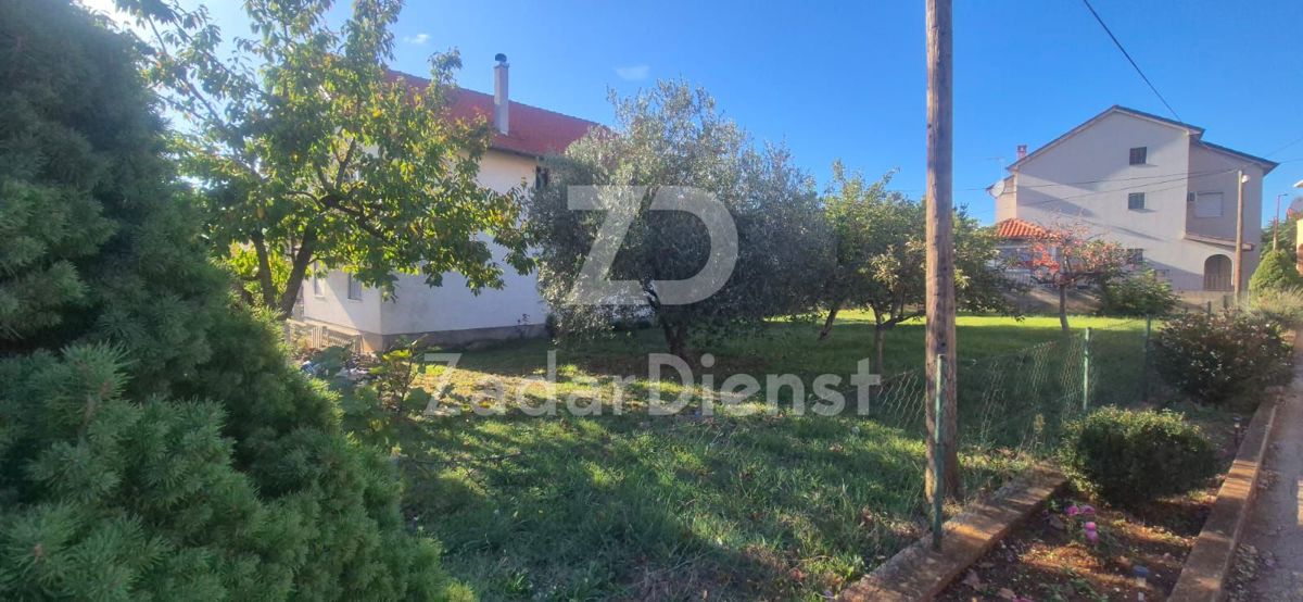 Casa con 2 unità abitative e ampio terreno a Zara