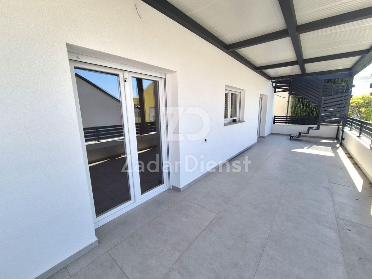 Casa con 2 appartamenti separati e vista mare a Zara