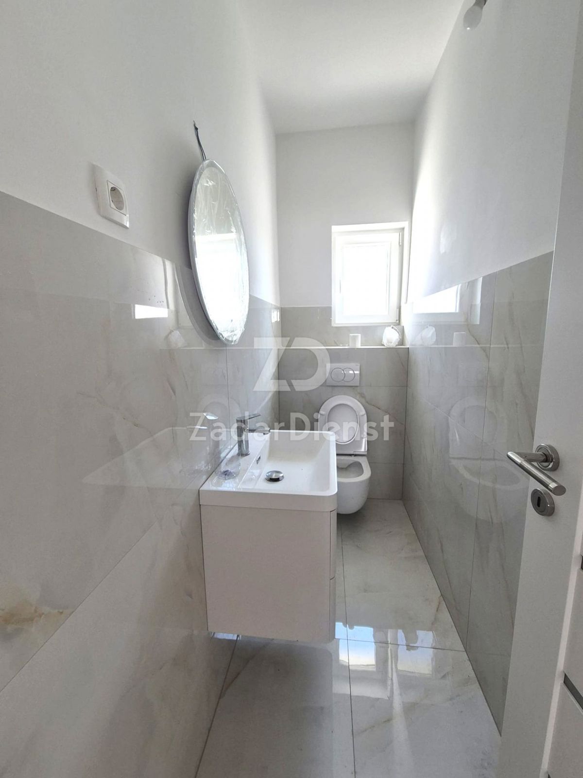 Casa con 2 appartamenti separati e vista mare a Zara