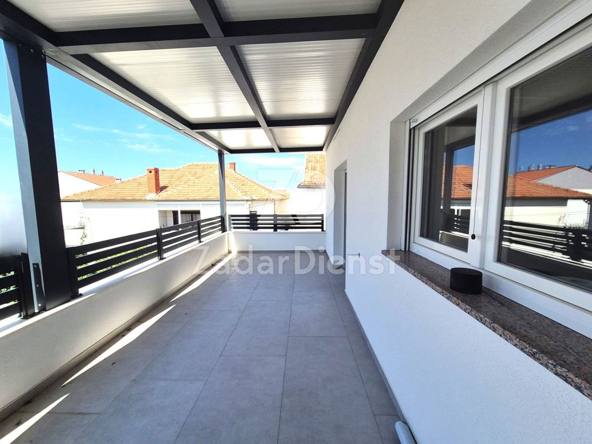 Casa con 2 appartamenti separati e vista mare a Zara