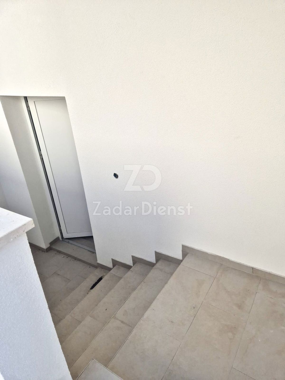 Casa con 2 appartamenti separati e vista mare a Zara