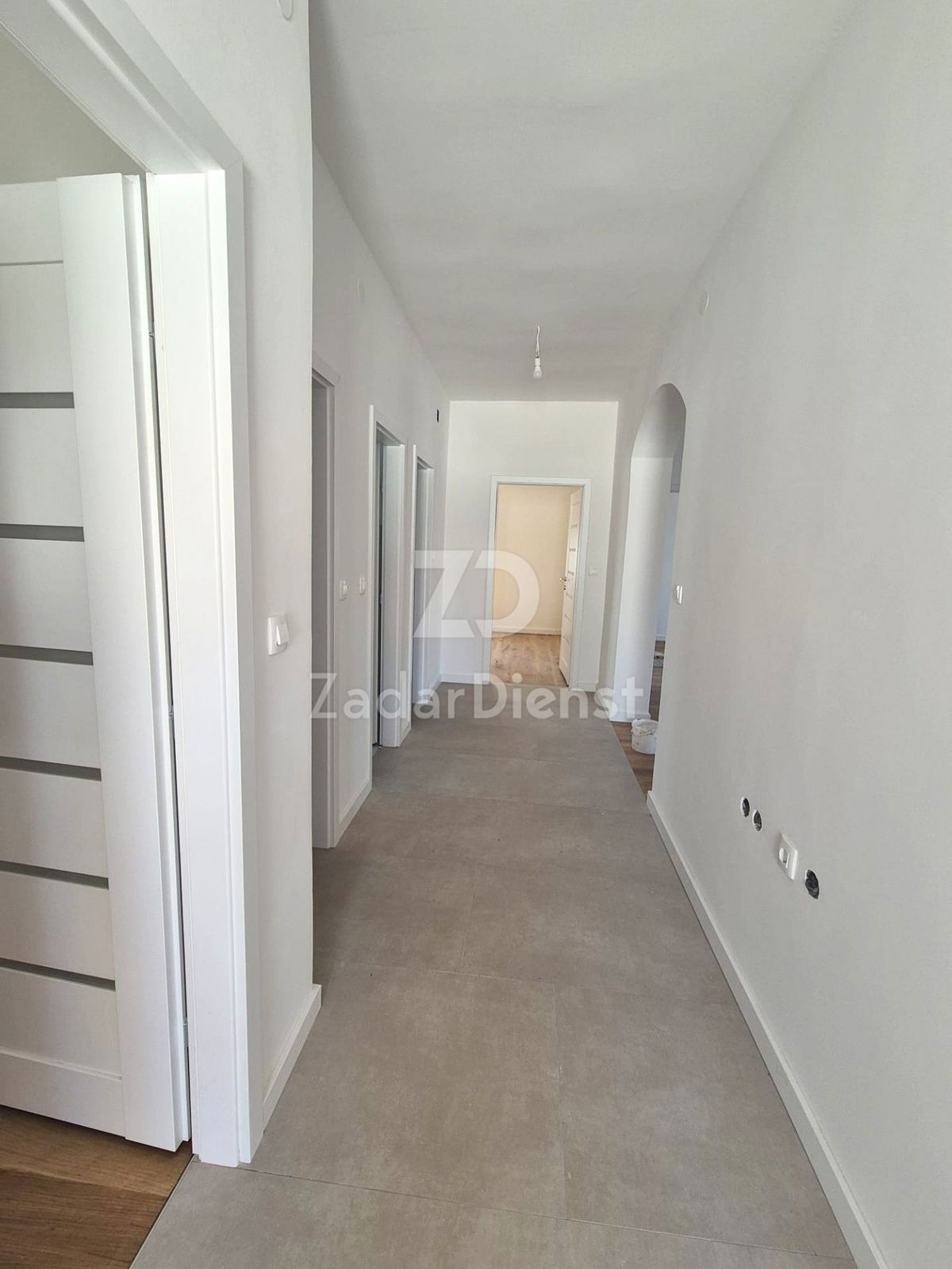 Casa con 2 appartamenti separati e vista mare a Zara