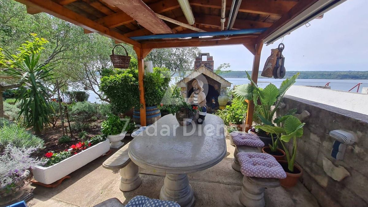 Appartamento in una splendida posizione, fronte mare a Posedarje