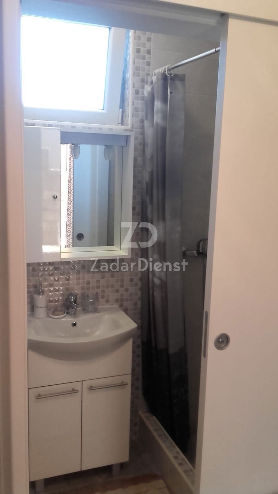 Appartamento in una splendida posizione, fronte mare a Posedarje