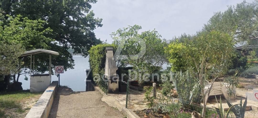 Appartamento in una splendida posizione, fronte mare a Posedarje