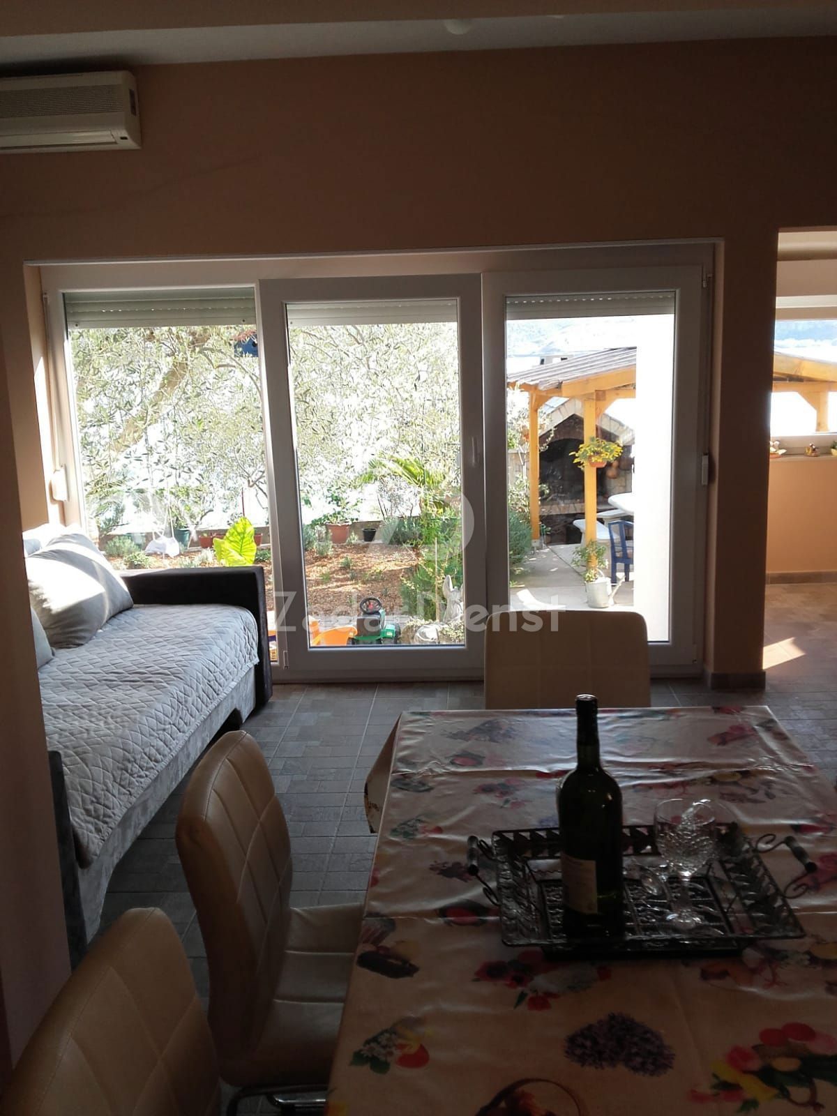 Appartamento in una splendida posizione, fronte mare a Posedarje