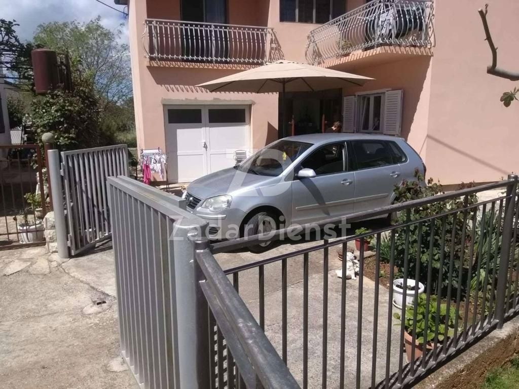 Casa con grande potenziale, a 200 m dal mare a Sukošan