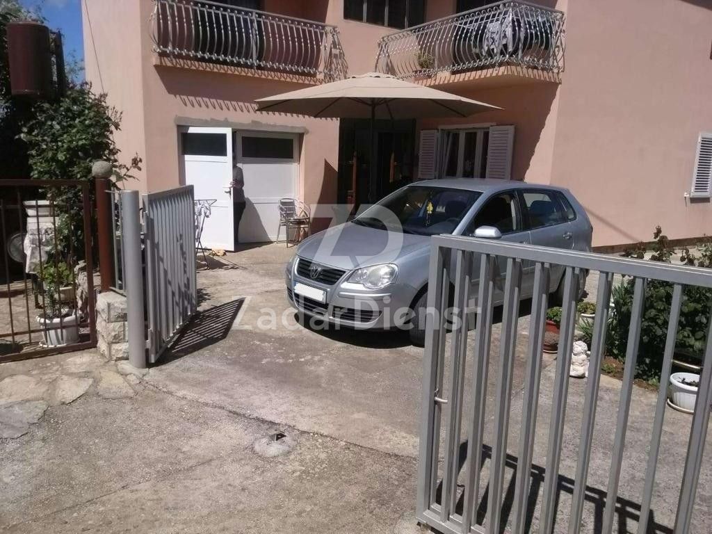 Casa con grande potenziale, a 200 m dal mare a Sukošan