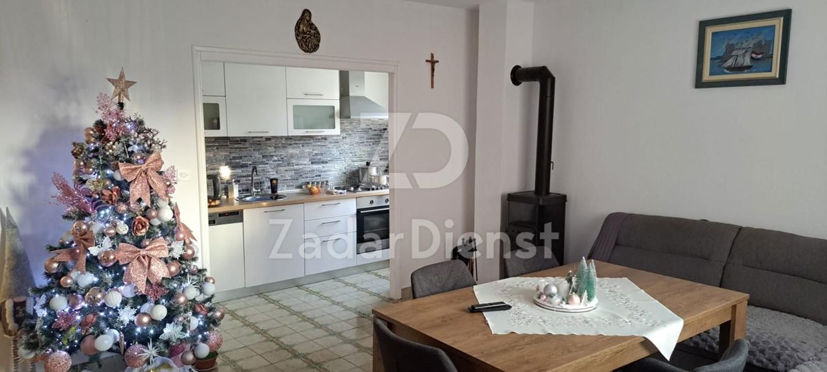 Casa con grande potenziale, a 200 m dal mare a Sukošan