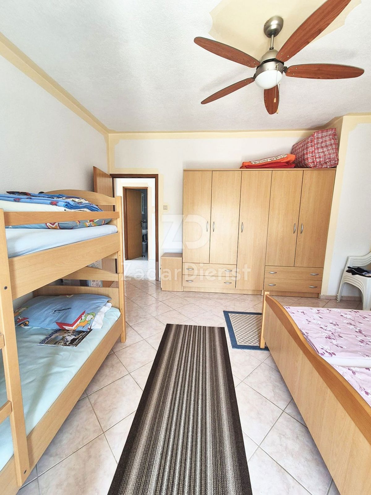 Casa con 2 unità abitative e vista mare a Gornji Karin