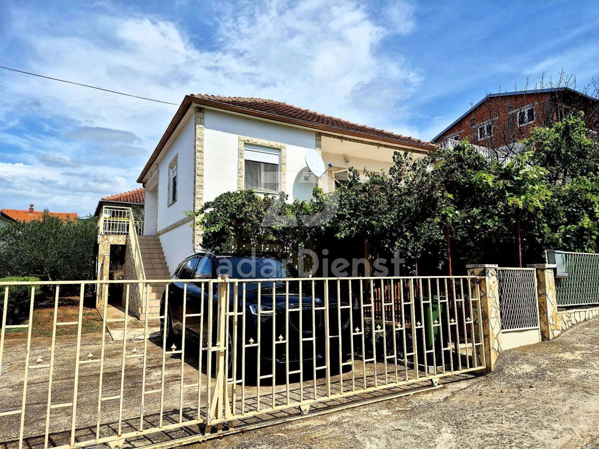 Casa con 2 unità abitative e vista mare a Gornji Karin