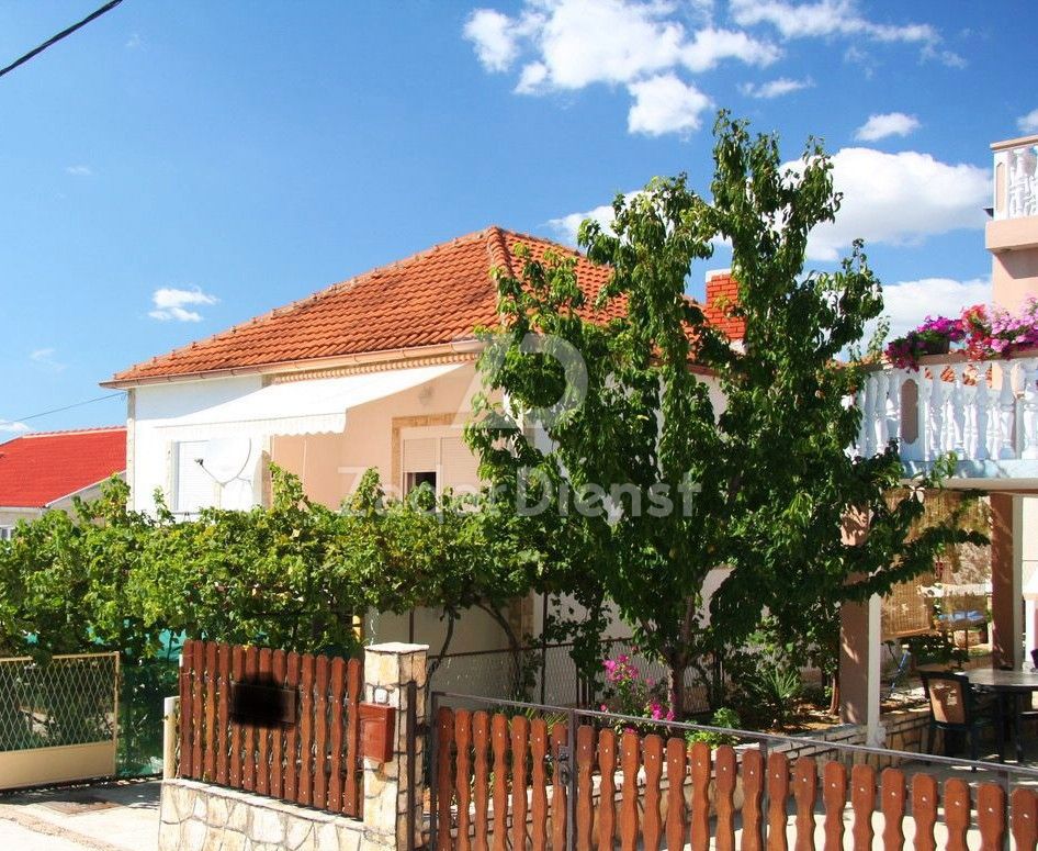 Casa con 2 unità abitative e vista mare a Gornji Karin